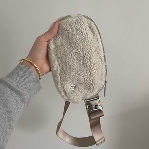 Lululemon Everywhere Belt Bag Crossbody Fleece Sherpa ivory/trench beige